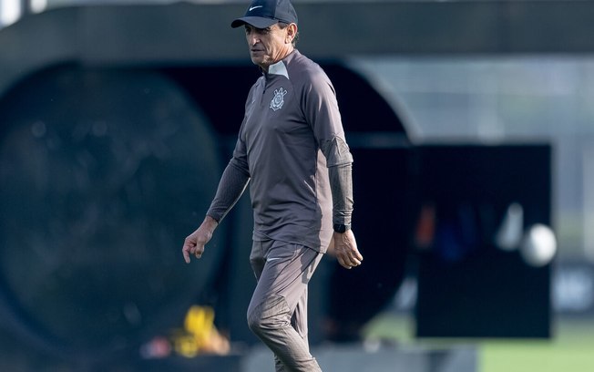 Ramón Díaz comanda treino do Corinthians Ramón Díaz comanda treino do Corinthians