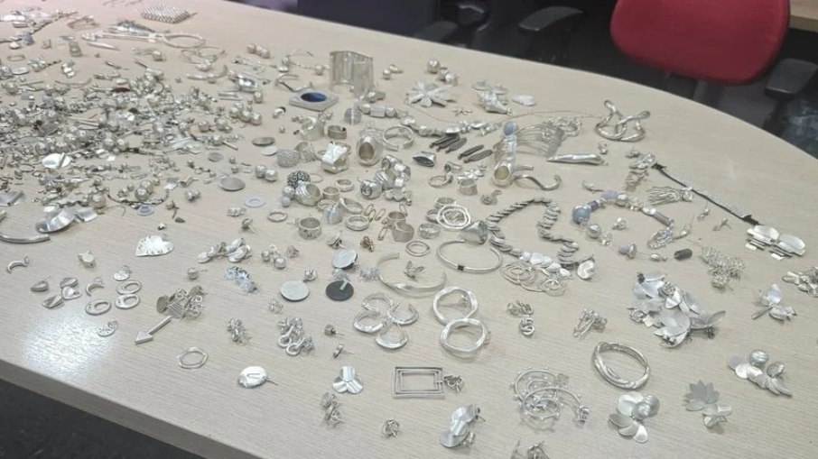 Parte das joias recuperadas por policiais Parte das joias recuperadas por policiais