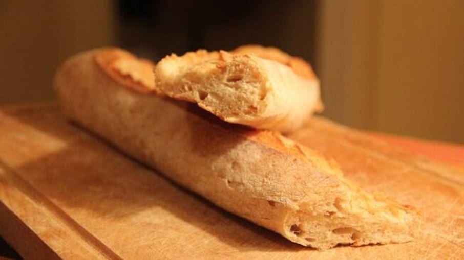 Baguete francesa leva apenas quatro ingredientes: farinha, água, sal e fermento 