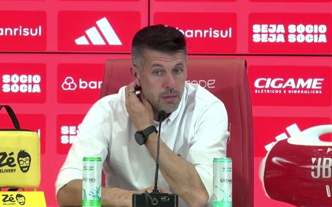Paulo Pezzolano, técnico do Internacional, durante o Gre-Nal 453