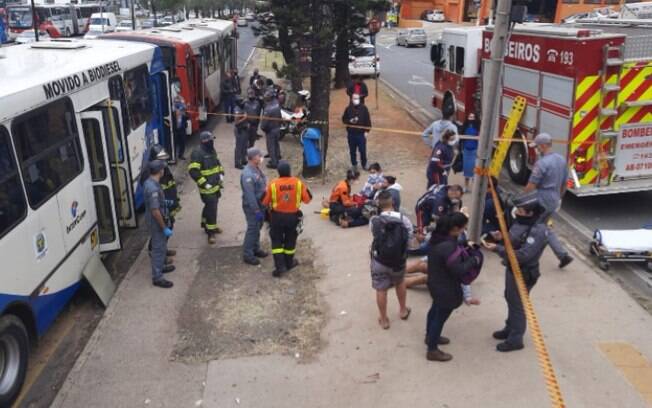 Acidente entre ônibus na Prestes Maia deixa 23 pessoas feridas