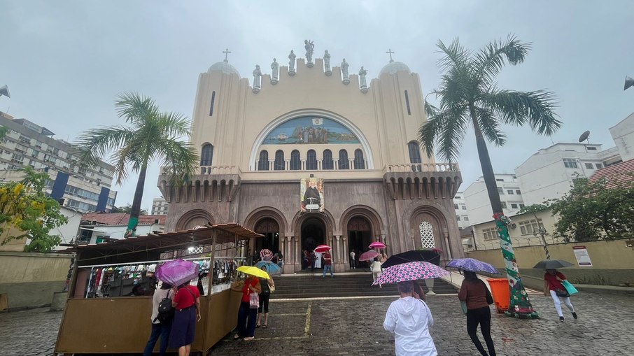 Fiéis chegam ao Santuário Basílica de São Sebastião, na Tijuca, na Zona Norte do Rio de Janeiro, mesmo sob chuva intensa, para a missa em homenagem ao padroeiro da cidade Fiéis chegam ao Santuário Basílica de São Sebastião, na Tijuca, na Zona Norte do Rio de Janeiro, mesmo sob chuva intensa, para a missa em homenagem ao padroeiro da cidade