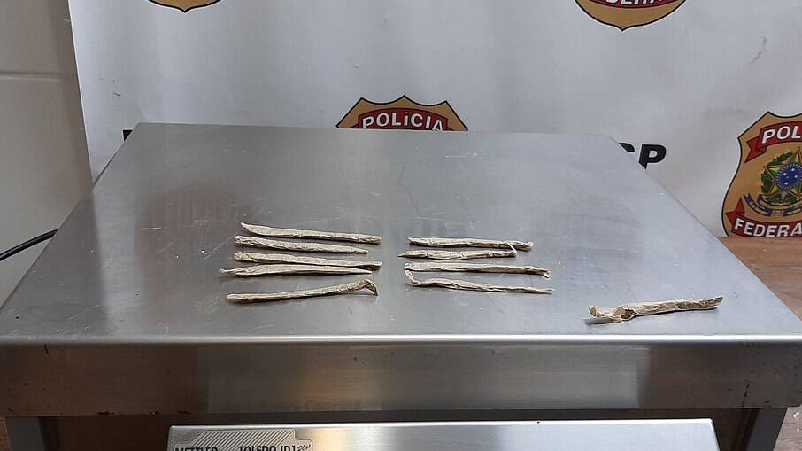 Os cigarros de maconha estavam nas meias de um passageiro que iria para Natal. Os cigarros de maconha estavam nas meias de um passageiro que iria para Natal.