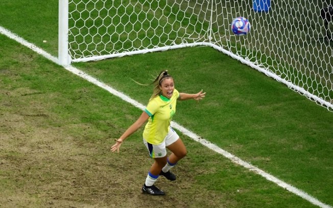 A atacante Priscila comemora o primeiro gol na vitória do Brasil contra a Espanha, na semifinal do futebol feminino dos Jogos Olímpicos, no estádio de Marselha, no dia 6 de agosto de 2024.