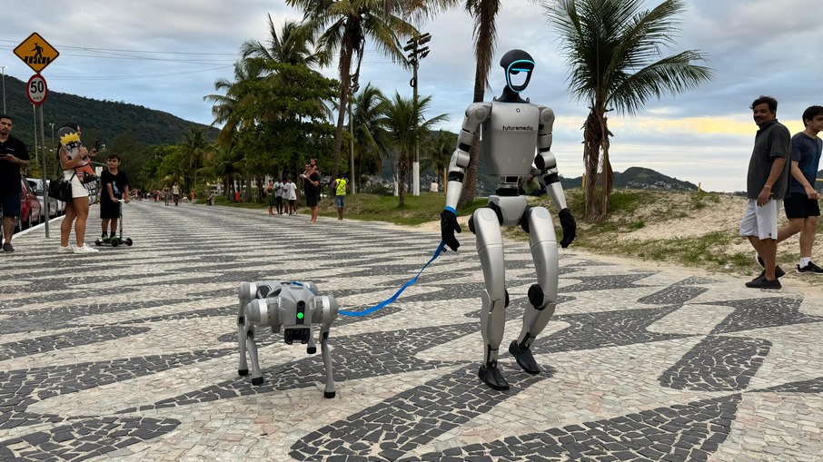 Robô humanoide passeando com o cachorro robótico na orla da praia do RJ Robô humanoide passeando com o cachorro robótico na orla da praia do RJ