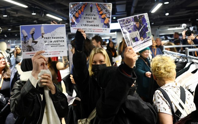 Manifestantes pediram boicote da Shein por seu modelo contrário ao consumo sustentável