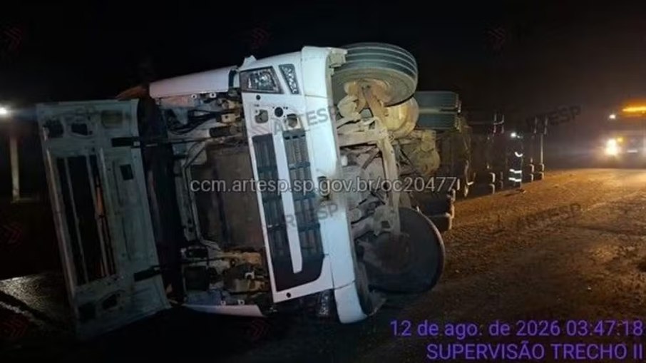 Carreta com milho tomba na Rodovia Anhanguera e deixa motorista ferido em Americana Carreta com milho tomba na Rodovia Anhanguera e deixa motorista ferido em Americana