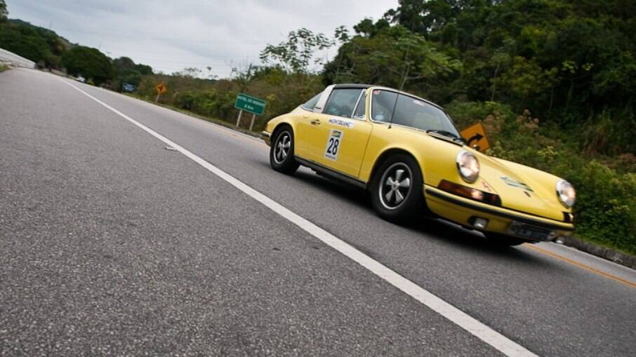 Modelos esportivos como o Porsche 911 são presença certa no evento que passa pela estrada até Campos do Jordão (SP)