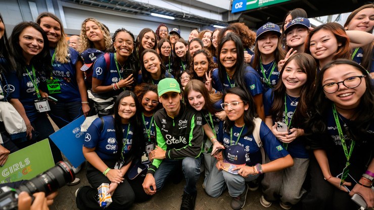 Bortoleto%20recebe%2030%20garotas%20de%20projeto%20antes%20do%20GP%20de%20S%C3%A3o%20Paulo