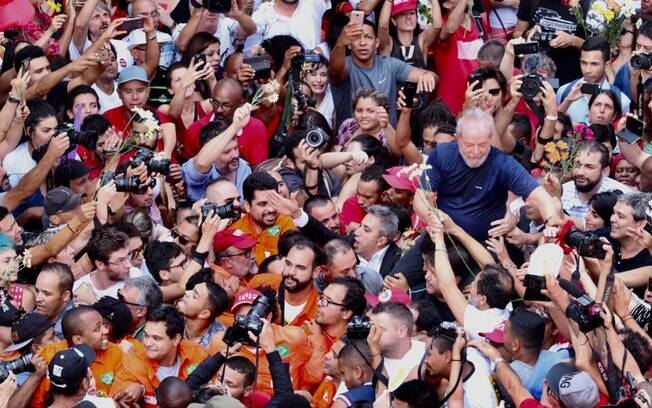 Após discursar por quase uma hora, o ex-presidente Lula se encontrou com militantes e chegar a passar mal no sindicato