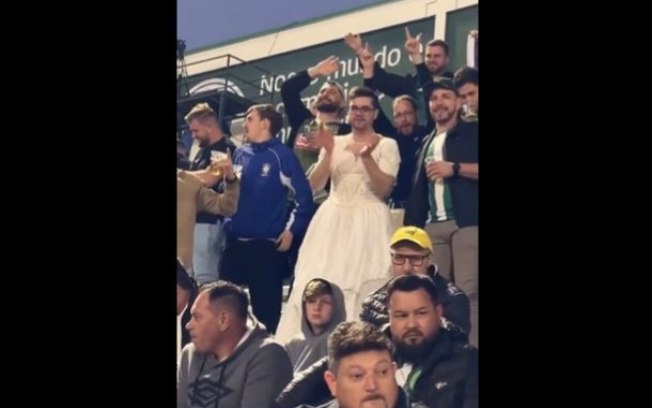 Homem celebra despedida de solteiro na Arena Condá Homem celebra despedida de solteiro na Arena Condá