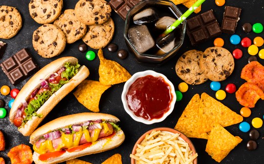 Propagandas online de alimentos enganam brasileiros; veja como