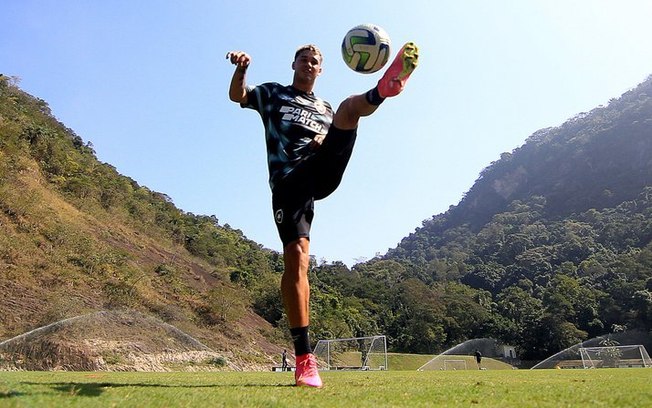 Novo lateral do Botafogo é regularizado e já sonha com seleção uruguaia