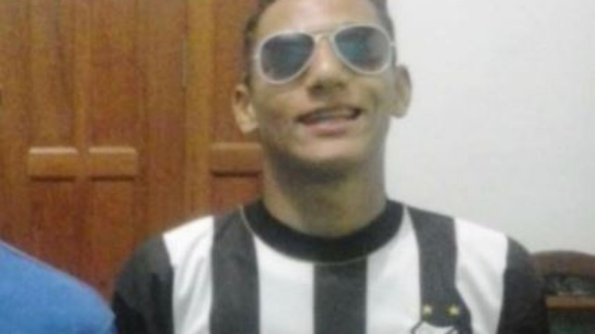 Richarlison usando a camisa do Santos em 2010