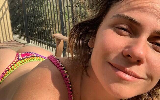 Giovanna Antonelli toma sol na laje usando biquíni fio dental