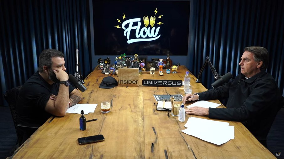 Jair Bolsonaro sendo entrevistado no Flow Podcast