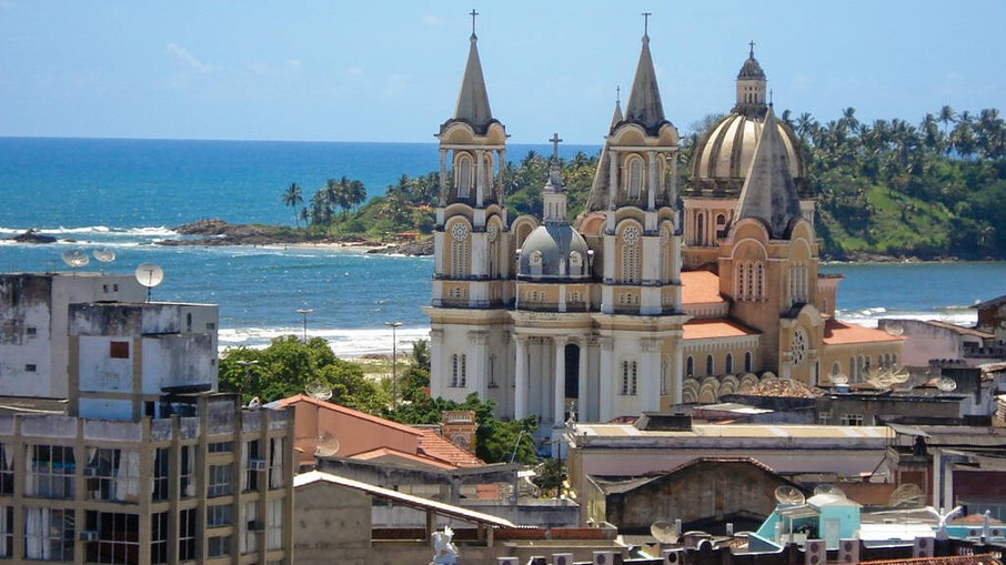  Ilhéus, município do estado da Bahia, foi elevada a cidade em 1881