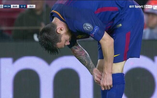 Lionel Messi procura em sua meia o tal do comprimido misterioso