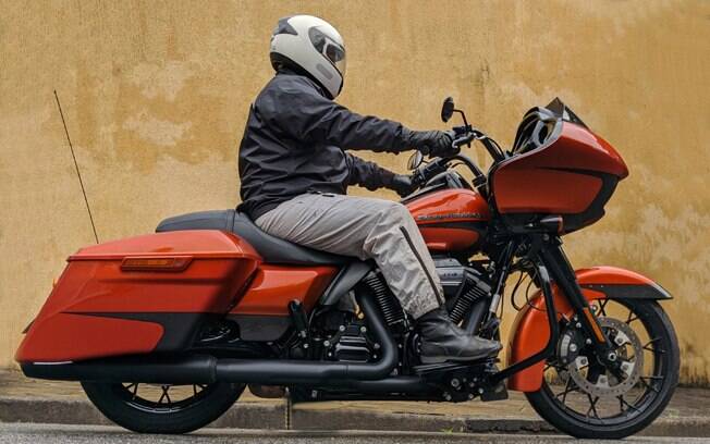Apesar dos 387 kg, a Harley-Davidson Road Glide Special é fácil de ser manobrada