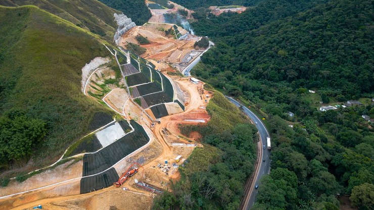 Via Dutra suspende explosões de rochas na Serra das Araras