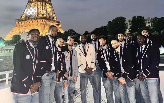 Atletas dos EUA curtem a vista da Torre Eiffel, em Paris