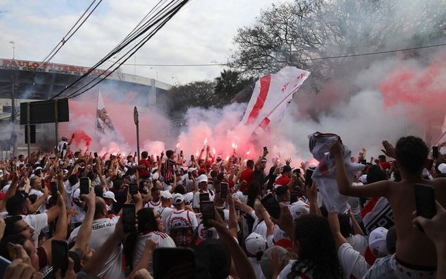 Reunião decide volta de bandeira com mastro, mas torcidas do São Paulo querem entrada já nesta quinta