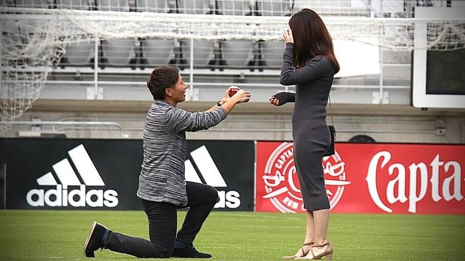 Kumi Yokoyama pede a namorada em casamento no estádio do Washington Spirit