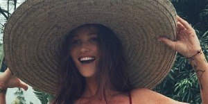 Esposa de Pedro Scooby compartilha fotos com biquíni cavado em jardim e web reage