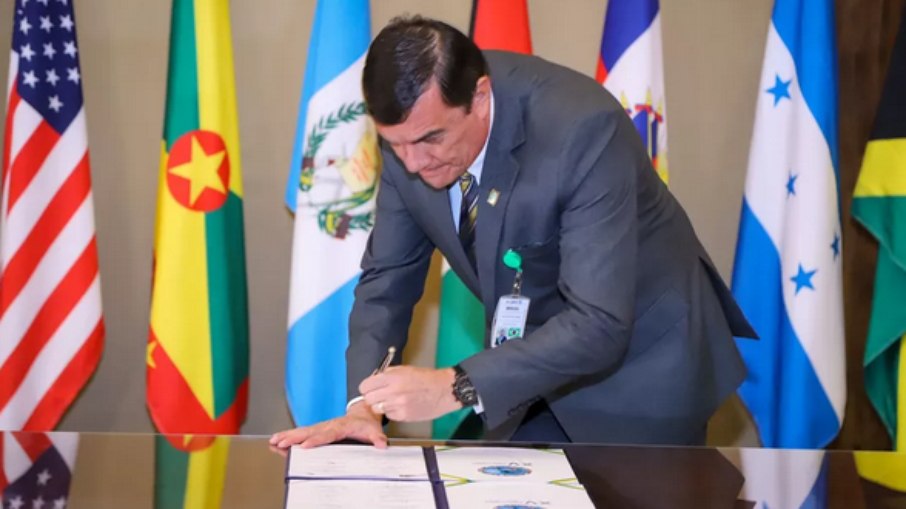 Ministro da Defesa assina Carta Democrática Interamericana