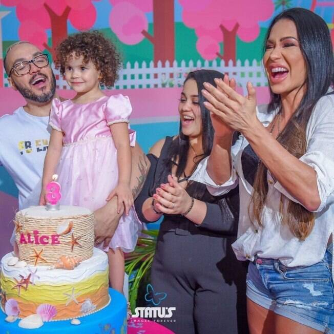 Gracyanne Barbosa com Belo, a neta e a enteada na festa de aniversário Gracyanne Barbosa