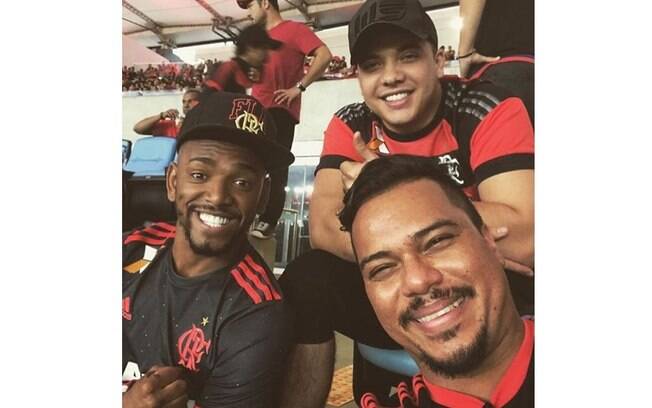 Safadão comparece com frequência nos jogos do Flamengo. Na foto, ele está no Maracanã com  Bruno e Nego do Borel