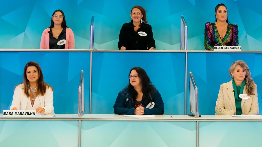 Mara Maravilha e Helen Ganzarolli participam do Jogo dos Pontinhos ao lado de anônimas