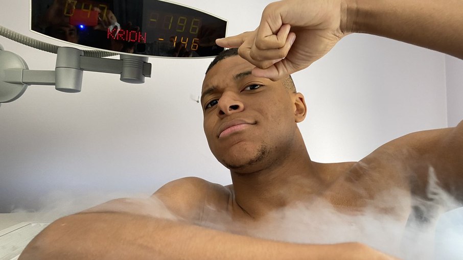Kylian Mbappé faz tratamento para recuperação muscular