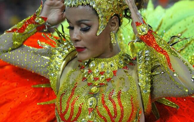 Rainha de bateria da São Clemente não sofreu nenhum grande susto no desfile da noite desta segunda-feira