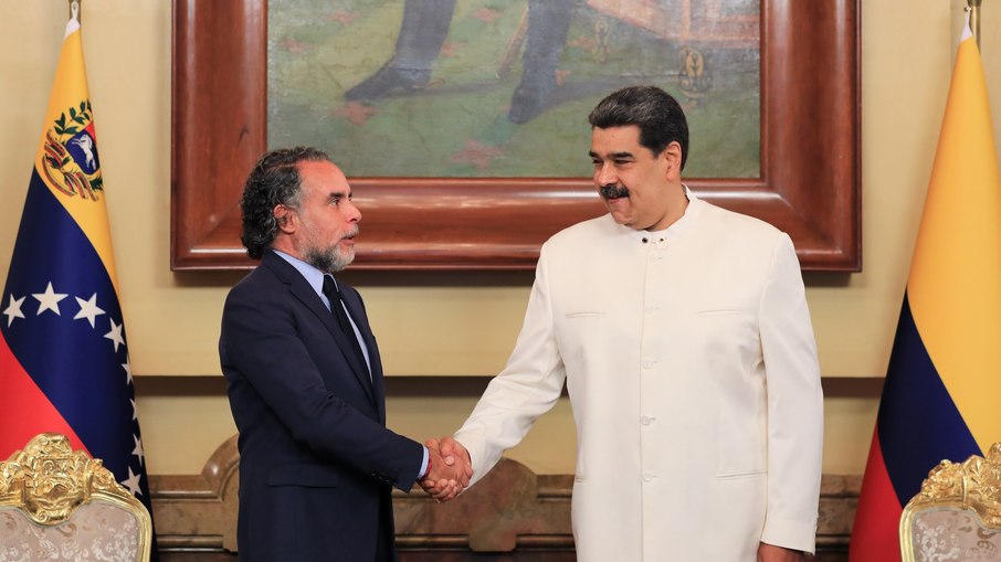 Armando Benedetti greets Nicolás Maduro