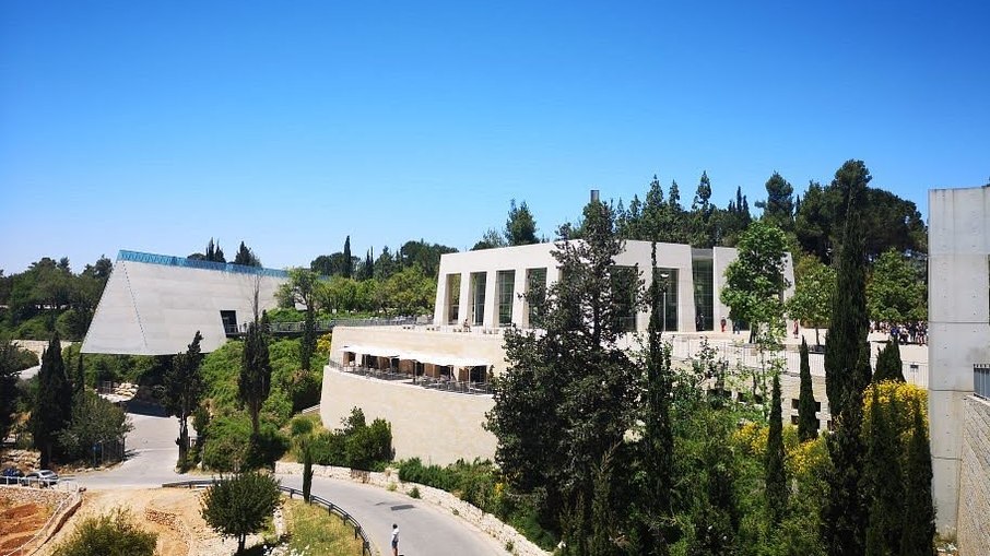 Vista externa do Museu do Holocausto de Jerusalém Vista externa do Museu do Holocausto de Jerusalém