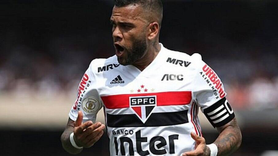 Daniel Alves está negociando sua saída do São Paulo