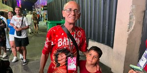 Mestre Ciça se emociona na Sapucaí após desfile da Viradouro