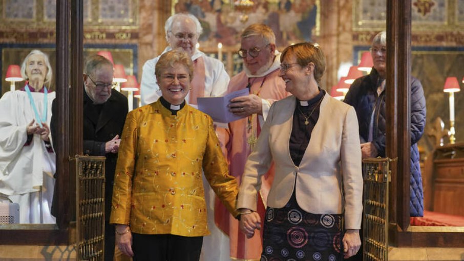 Casal do mesmo sexo recebe uma das primeiras bênçãos da Igreja Anglicana, na Inglaterra