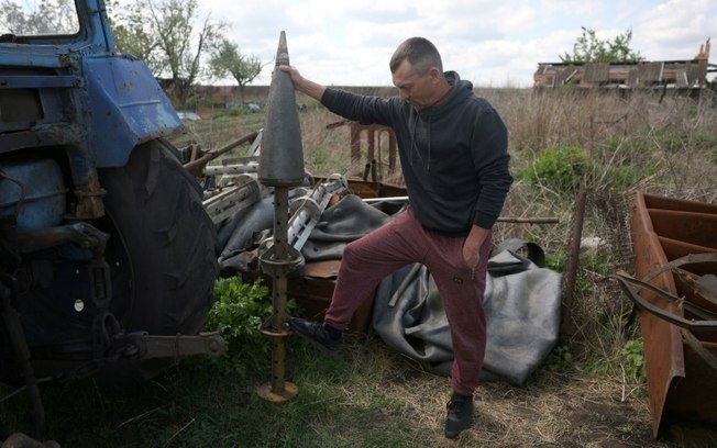 O agricultor Igir Kniazev descobriu restos de projéteis e foguetes em sua terras