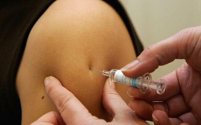 Por que vacina de coronavírus é dada no braço e não em outras partes do corpo