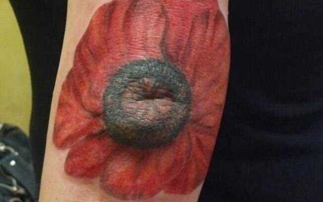 A tatuagem foi apelidada de 'flor de ânus' pelo cliente depois que este viu que o desenho não se parecia com uma flor