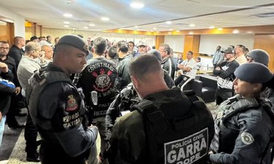 Corinthians: torcedores invadem sede e PM precisa ser acionada