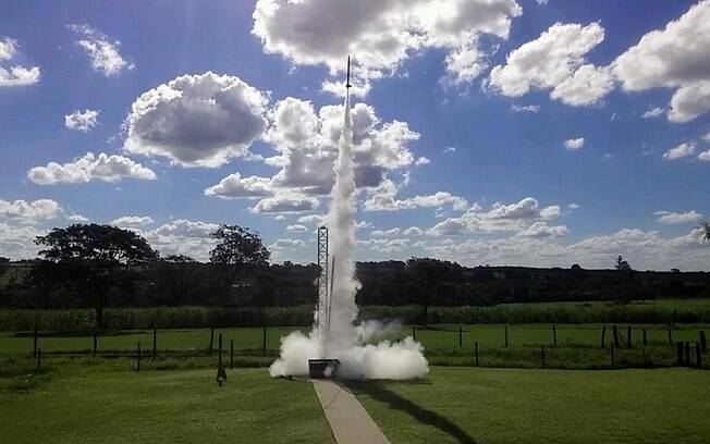 Primeiro lançamento do foguete da Universidade Federal do ABC em 2017 em Brotas, interior de São Paulo, Brasil