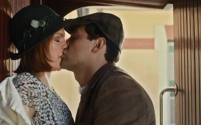 Olga (Maria Eduarda de Carvalho) e Zeca (Eduardo Sterblitch)