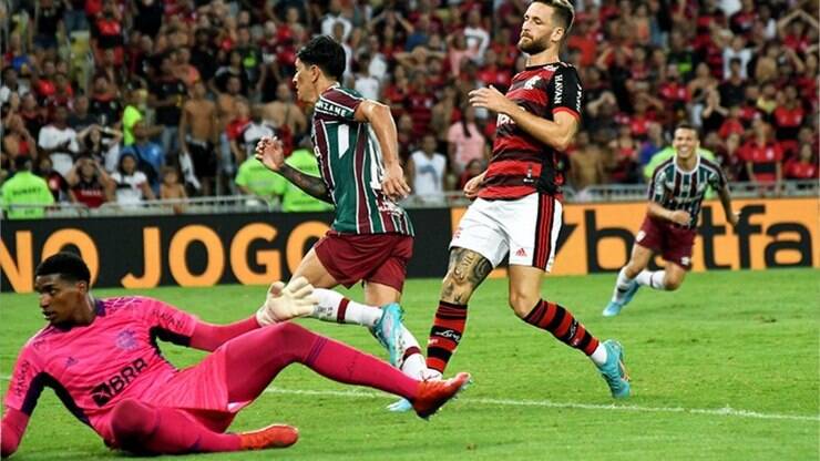 De malas prontas, Isla vê Braz o enaltecer e recebe aval de ídolo do  Flamengo: 'Grande contratação