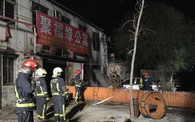 Incêndio em residência na China foi controlado pelos bombeiros cerca de três horas após se iniciar