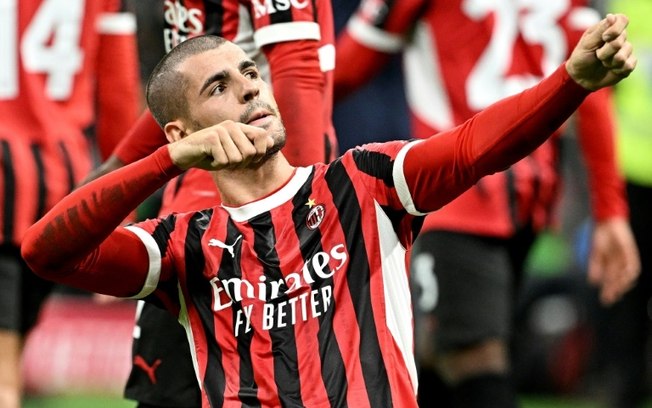 O atacante espanhol do Milan, Álvaro Morata, comemora o primeiro gol de seu time na 6ª rodada da Serie A contra o Lecce, no dia 27 de setembro de 2024, em Milão O atacante espanhol do Milan, Álvaro Morata, comemora o primeiro gol de seu time na 6ª rodada da Serie A contra o Lecce, no dia 27 de setembro de 2024, em Milão