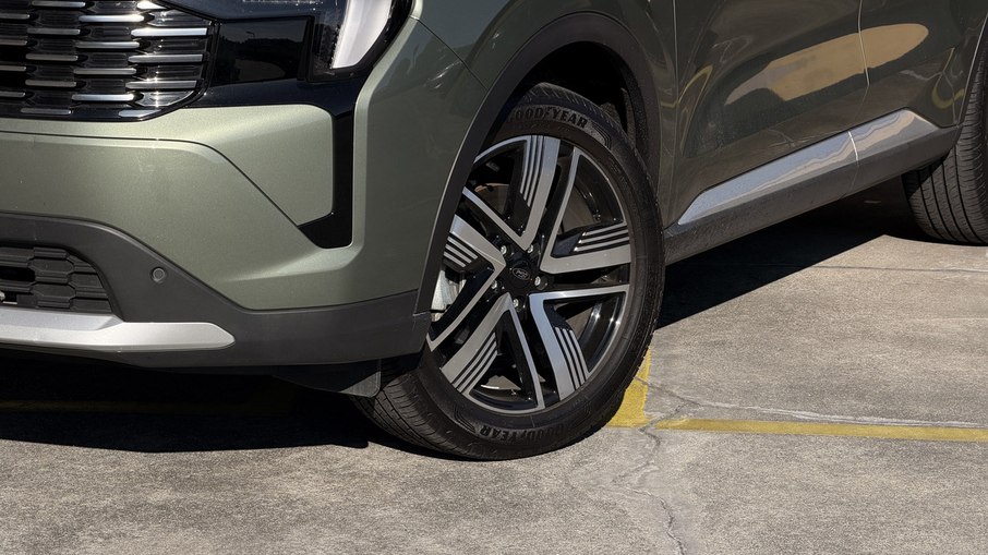 Ford Territory Titanium 2026 usa rodas de 19 polegadas com pneus 235/50 voltados ao uso em asfalto