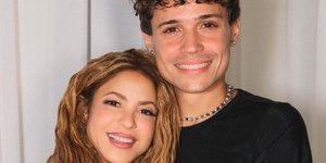 Emocionada, Shakira posa com fã brasileiro que superou câncer